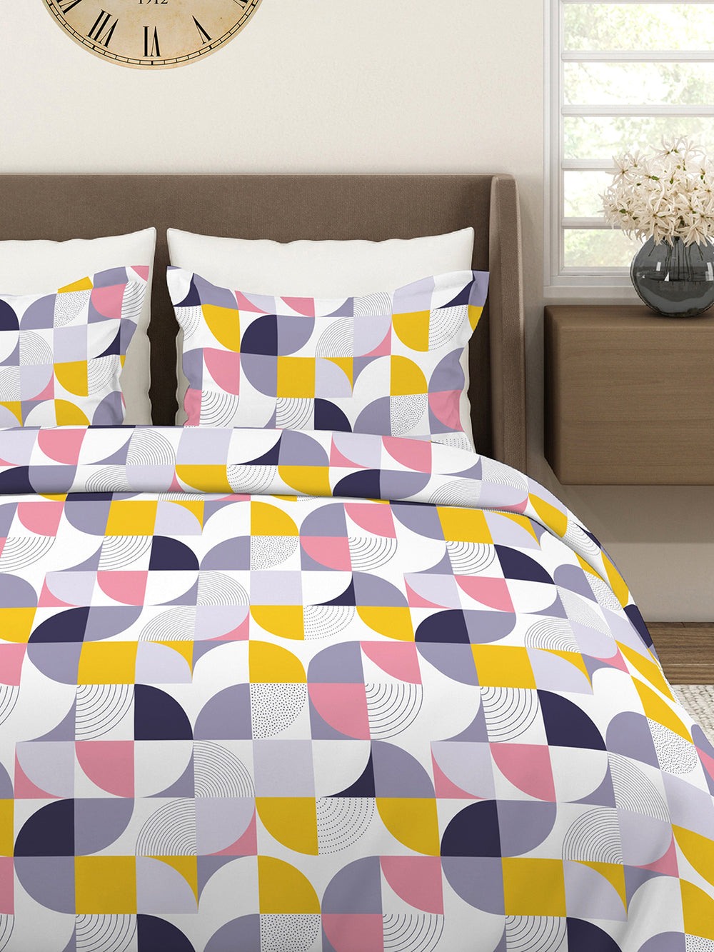 Aura Microfibre 110 GSM Multicolor Geometrical 1 King Size Bedsheet with 2 Pillow Covers